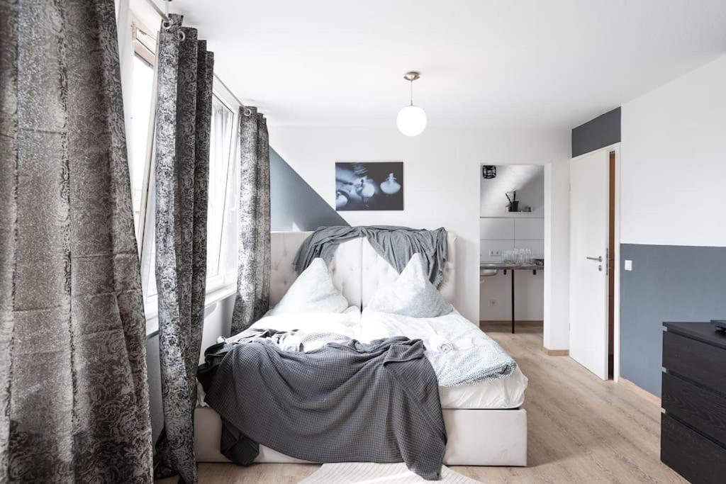 - Cozy Apartment In The Heart Of Duisburg With New York Design & Betten & Sofa - 5 Mins Central Station Hbf - Big Tv & Wifi -- Bagian luar foto