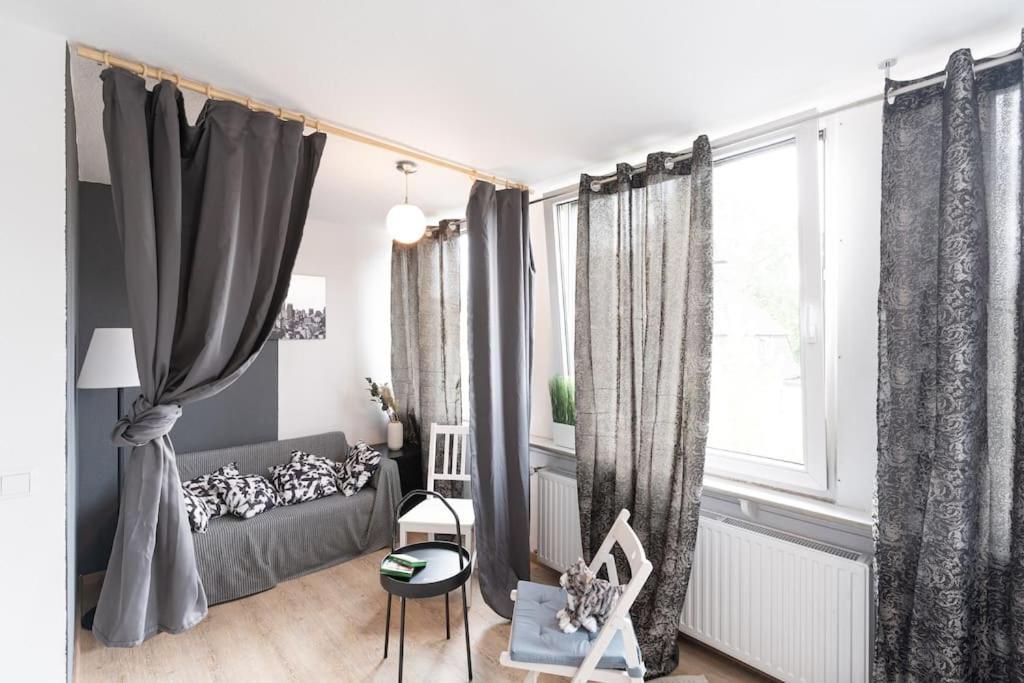 - Cozy Apartment In The Heart Of Duisburg With New York Design & Betten & Sofa - 5 Mins Central Station Hbf - Big Tv & Wifi -- Bagian luar foto