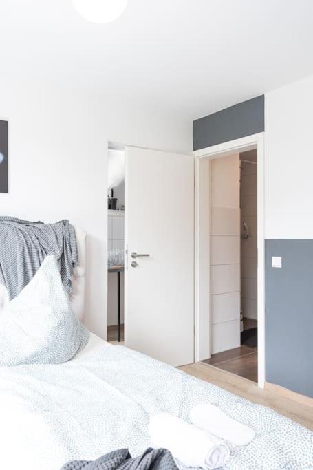 - Cozy Apartment In The Heart Of Duisburg With New York Design & Betten & Sofa - 5 Mins Central Station Hbf - Big Tv & Wifi -- Bagian luar foto