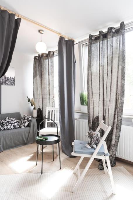 - Cozy Apartment In The Heart Of Duisburg With New York Design & Betten & Sofa - 5 Mins Central Station Hbf - Big Tv & Wifi -- Bagian luar foto