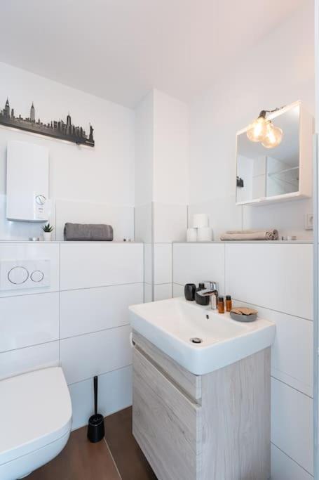 - Cozy Apartment In The Heart Of Duisburg With New York Design & Betten & Sofa - 5 Mins Central Station Hbf - Big Tv & Wifi -- Bagian luar foto