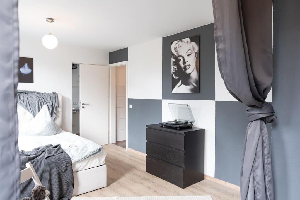 - Cozy Apartment In The Heart Of Duisburg With New York Design & Betten & Sofa - 5 Mins Central Station Hbf - Big Tv & Wifi -- Bagian luar foto