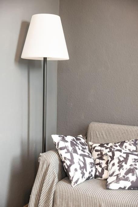 - Cozy Apartment In The Heart Of Duisburg With New York Design & Betten & Sofa - 5 Mins Central Station Hbf - Big Tv & Wifi -- Bagian luar foto