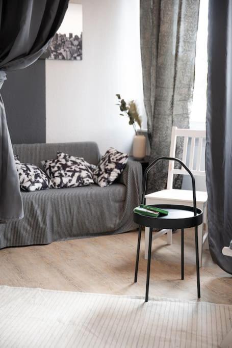 - Cozy Apartment In The Heart Of Duisburg With New York Design & Betten & Sofa - 5 Mins Central Station Hbf - Big Tv & Wifi -- Bagian luar foto