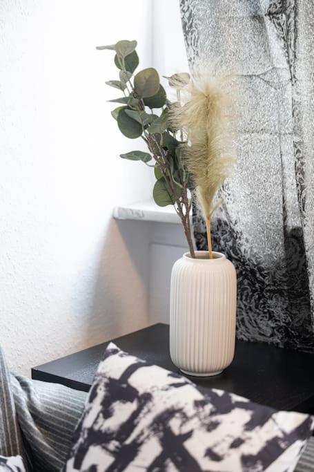 - Cozy Apartment In The Heart Of Duisburg With New York Design & Betten & Sofa - 5 Mins Central Station Hbf - Big Tv & Wifi -- Bagian luar foto