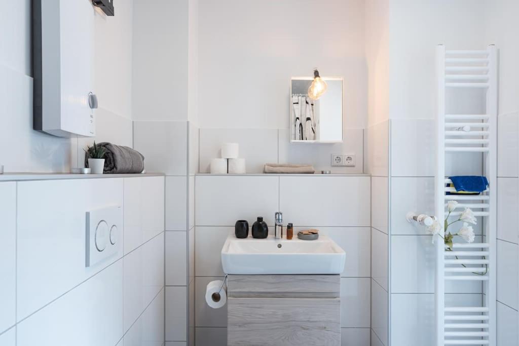- Cozy Apartment In The Heart Of Duisburg With New York Design & Betten & Sofa - 5 Mins Central Station Hbf - Big Tv & Wifi -- Bagian luar foto
