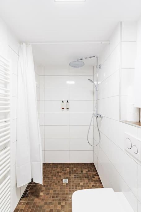 - Cozy Apartment In The Heart Of Duisburg With New York Design & Betten & Sofa - 5 Mins Central Station Hbf - Big Tv & Wifi -- Bagian luar foto