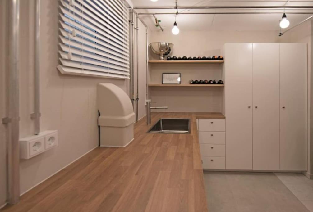 - Cozy Apartment In The Heart Of Duisburg With New York Design & Betten & Sofa - 5 Mins Central Station Hbf - Big Tv & Wifi -- Bagian luar foto