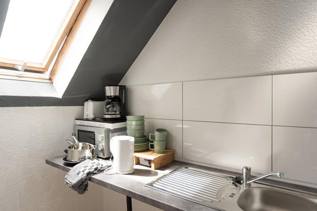 - Cozy Apartment In The Heart Of Duisburg With New York Design & Betten & Sofa - 5 Mins Central Station Hbf - Big Tv & Wifi -- Bagian luar foto