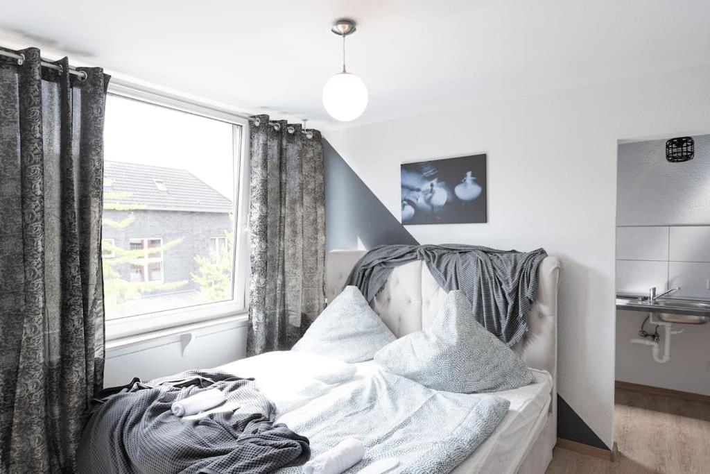 - Cozy Apartment In The Heart Of Duisburg With New York Design & Betten & Sofa - 5 Mins Central Station Hbf - Big Tv & Wifi -- Bagian luar foto