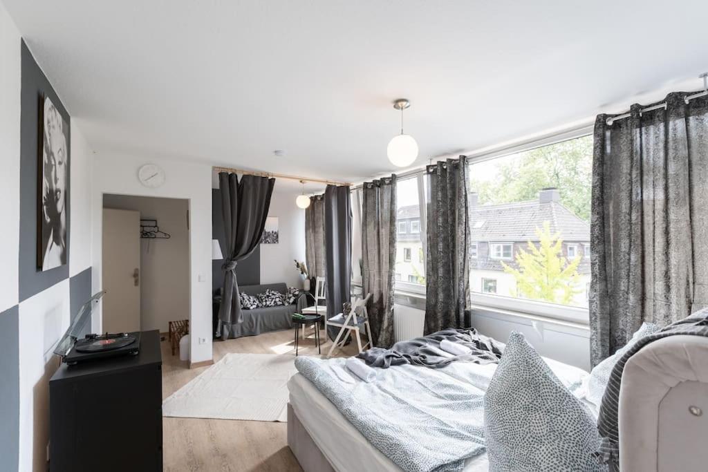 - Cozy Apartment In The Heart Of Duisburg With New York Design & Betten & Sofa - 5 Mins Central Station Hbf - Big Tv & Wifi -- Bagian luar foto