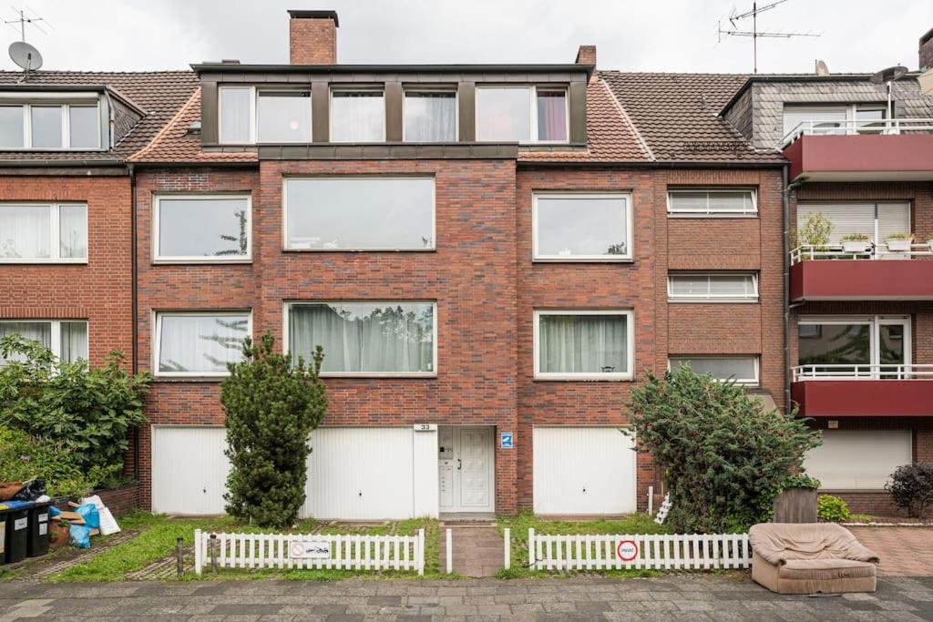 - Cozy Apartment In The Heart Of Duisburg With New York Design & Betten & Sofa - 5 Mins Central Station Hbf - Big Tv & Wifi -- Bagian luar foto